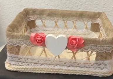 Cesta Decorativa de Mimbre detalle rosas y corazon  REF 36