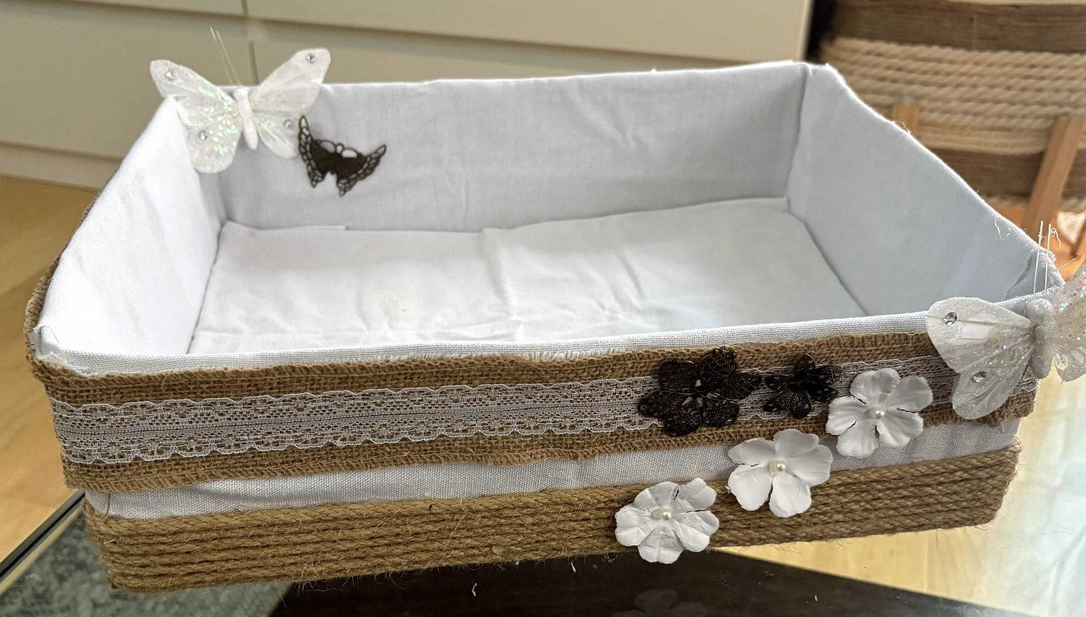 CESTA YUTE Y ENCAJE  MARIPOSA Y FLORES REF 78